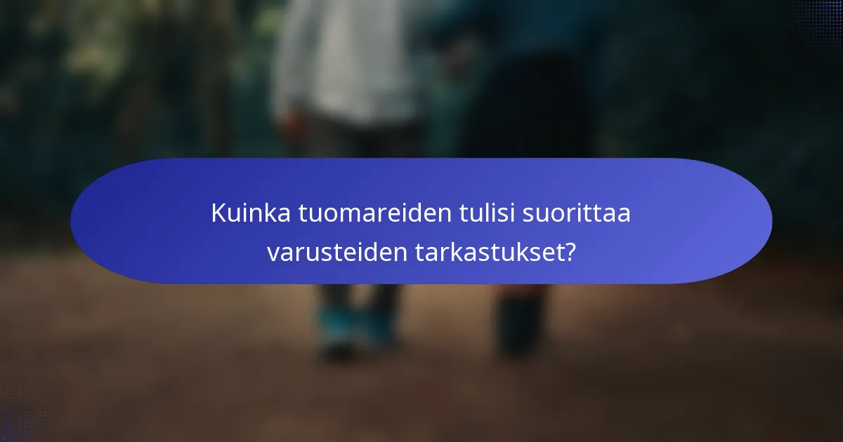 Kuinka tuomareiden tulisi suorittaa varusteiden tarkastukset?