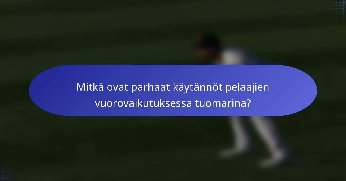 Mitkä ovat parhaat käytännöt pelaajien vuorovaikutuksessa tuomarina?