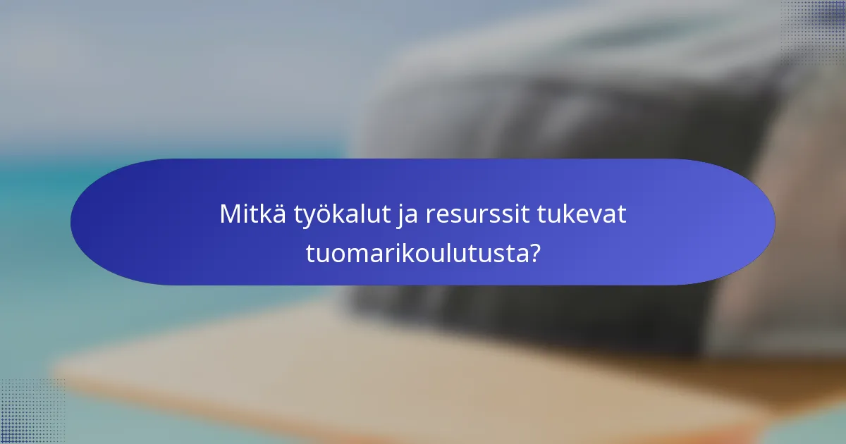 Mitkä työkalut ja resurssit tukevat tuomarikoulutusta?